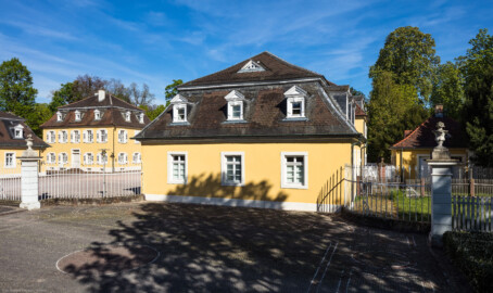 Schloss Bruchsal - Schlossgarten - Wohnungen von Hofangestellten im Westen - Von Südwesten - Blick auf die ehemalige Hofkaplanwohnung (Mitte) sowie die ehemalige Hofgärtnerwohnung (links) und die ehemalige Hofjägerwohnung (ganz links) (aufgenommen im April 2020, am späten Nachmittag) Schloss Bruchsal - Schlossgarten - Wohnungen von Hofangestellten im Westen - Von Südwesten - Blick auf die ehemalige Hofkaplanwohnung (Mitte) sowie die ehemalige Hofgärtnerwohnung (links) und die ehemalige Hofjägerwohnung (ganz links) (aufgenommen im April 2020, am späten Nachmittag)
