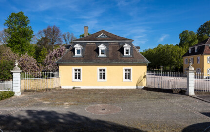 Schloss Bruchsal - Schlossgarten - Wohnungen von Hofangestellten im Westen - Blick von Westen auf die ehemalige Hofjägerwohnung (aufgenommen im April 2020, am späten Nachmittag) Schloss Bruchsal - Schlossgarten - Wohnungen von Hofangestellten im Westen - Blick von Westen auf die ehemalige Hofjägerwohnung (aufgenommen im April 2020, am späten Nachmittag)