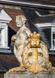 Schloss Bruchsal - Garten - Westeingang / Haltestelle Schlossgarten - Nördlicher Torpfosten - Von Südwesten - Blick auf einen Putto und eine Kartusche mit Bischofshut und Wappen des Hochstifts Speyer (aufgenommen im April 2020, am frühen Abend) Schloss Bruchsal - Garten - Westeingang / Haltestelle Schlossgarten - Nördlicher Torpfosten - Von Südwesten - Blick auf einen Putto und eine Kartusche mit Bischofshut und Wappen des Hochstifts Speyer (aufgenommen im April 2020, am frühen Abend)
