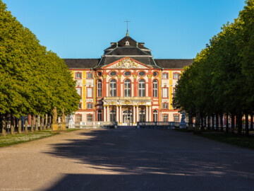 Schloss Bruchsal - Hauptbau / Corps de Logis - Von Westen / Gartenseite - Blick von der Hauptachse des Schlossgartens auf die Westfassade des Hauptbaus (aufgenommen im April 2020, am frühen Abend)