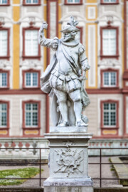 Schloss Bruchsal - Schlossterrasse - Westseite / Schlossgarten - Von Westen - 4. Skulptur von Norden - Blick von der Hauptachse des Gartens nach Osten auf einen "Hellebardier", als "Wächter" des Schlosses (gehauen von Joachim Günther, 1758 bis 1763) (aufgenommen im April 2020, am Nachmittag) Schloss Bruchsal - Schlossterrasse - Westseite / Schlossgarten - Von Westen - 4. Skulptur von Norden - Blick von der Hauptachse des Gartens nach Osten auf einen "Hellebardier", als "Wächter" des Schlosses (gehauen von Joachim Günther, 1758 bis 1763) (aufgenommen im April 2020, am Nachmittag)