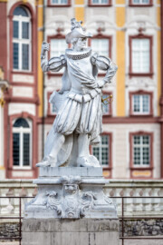 Schloss Bruchsal - Schlossterrasse - Westseite / Schlossgarten - Von Westen - 3. Skulptur von Norden - Blick von der Hauptachse des Gartens nach Osten auf einen "Hellebardier", als "Wächter" des Schlosses (gehauen von Joachim Günther, 1758 bis 1763) (aufgenommen im April 2020, am Nachmittag) Schloss Bruchsal - Schlossterrasse - Westseite / Schlossgarten - Von Westen - 3. Skulptur von Norden - Blick von der Hauptachse des Gartens nach Osten auf einen "Hellebardier", als "Wächter" des Schlosses (gehauen von Joachim Günther, 1758 bis 1763) (aufgenommen im April 2020, am Nachmittag)