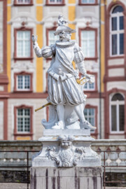 Schloss Bruchsal - Schlossterrasse - Westseite / Schlossgarten - Von Westen - 2. Skulptur von Norden - Blick von der Hauptachse des Gartens nach Osten auf einen "Hellebardier", als "Wächter" des Schlosses (gehauen von Joachim Günther, 1758 bis 1763) (aufgenommen im April 2020, am späten Nachmittag)