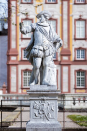 Schloss Bruchsal - Schlossterrasse - Westseite / Schlossgarten - Von Westen - 1. Skulptur von Norden - Blick von der Hauptachse des Gartens nach Osten auf einen "Hellebardier", als "Wächter" des Schlosses (gehauen von Joachim Günther, 1758 bis 1763) (aufgenommen im April 2020, am späten Nachmittag) Schloss Bruchsal - Schlossterrasse - Westseite / Schlossgarten - Von Westen - 1. Skulptur von Norden - Blick von der Hauptachse des Gartens nach Osten auf einen "Hellebardier", als "Wächter" des Schlosses (gehauen von Joachim Günther, 1758 bis 1763) (aufgenommen im April 2020, am späten Nachmittag)