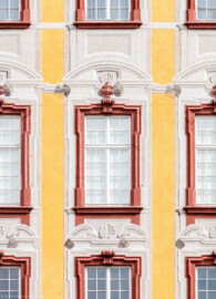 Schloss Bruchsal - Hauptbau / Corps de Logis - Von Westen / Gartenseite - Details der illusionistischen Fassadenmalerei (ursprünglich gemalt von Giovanni Francesco Marchini, zwischen 1732 und 1737) (aufgenommen im April 2020, am späten Nachmittag)