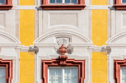 Schloss Bruchsal - Hauptbau / Corps de Logis - Von Westen / Gartenseite - Details der illusionistischen Fassadenmalerei (ursprünglich gemalt von Giovanni Francesco Marchini, zwischen 1732 und 1737) (aufgenommen im April 2020, am späten Nachmittag) Schloss Bruchsal - Hauptbau / Corps de Logis - Von Westen / Gartenseite - Details der illusionistischen Fassadenmalerei (ursprünglich gemalt von Giovanni Francesco Marchini, zwischen 1732 und 1737) (aufgenommen im April 2020, am späten Nachmittag)