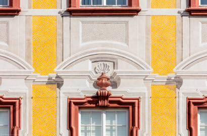 Schloss Bruchsal - Hauptbau / Corps de Logis - Von Westen / Gartenseite - Details der illusionistischen Fassadenmalerei (ursprünglich gemalt von Giovanni Francesco Marchini, zwischen 1732 und 1737) (aufgenommen im April 2020, am späten Nachmittag) Schloss Bruchsal - Hauptbau / Corps de Logis - Von Westen / Gartenseite - Details der illusionistischen Fassadenmalerei (ursprünglich gemalt von Giovanni Francesco Marchini, zwischen 1732 und 1737) (aufgenommen im April 2020, am späten Nachmittag)