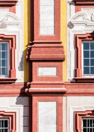 Schloss Bruchsal - Hauptbau / Corps de Logis - Von Westen / Gartenseite - Details der illusionistischen Fassadenmalerei (ursprünglich gemalt von Giovanni Francesco Marchini, zwischen 1732 und 1737) (aufgenommen im April 2020, am späten Nachmittag) Schloss Bruchsal - Hauptbau / Corps de Logis - Von Westen / Gartenseite - Details der illusionistischen Fassadenmalerei (ursprünglich gemalt von Giovanni Francesco Marchini, zwischen 1732 und 1737) (aufgenommen im April 2020, am späten Nachmittag)