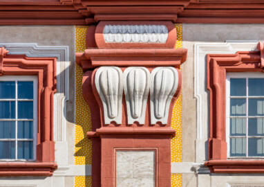 Schloss Bruchsal - Hauptbau / Corps de Logis - Von Westen / Gartenseite - Details der illusionistischen Fassadenmalerei (ursprünglich gemalt von Giovanni Francesco Marchini, zwischen 1732 und 1737) (aufgenommen im April 2020, am späten Nachmittag)