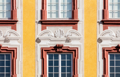 Schloss Bruchsal - Hauptbau / Corps de Logis - Von Westen / Gartenseite - Details der illusionistischen Fassadenmalerei (ursprünglich gemalt von Giovanni Francesco Marchini, zwischen 1732 und 1737) (aufgenommen im April 2020, am späten Nachmittag)
