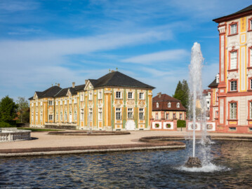 Schloss Bruchsal - Nördliche Orangerie / Nebendienstdienerbau - Von Südwest - Blick über die Schlossterrasse auf die Südwestfassade der nördlichen Orangerie, die Mundkochwohnung (rechts der Mitte) und den Hauptbau (ganz rechts) (aufgenommen im April 2020, am späten Nachmittag)