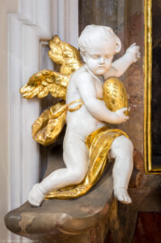 Bruchsal - Peterskirche / St. Peter - Östliches Querschiff, Südwand - Kriegeraltar - Von Nordost - Blick auf den linken unteren Putto am sog. "Kriegeraltar" (Altar in weißer Farbfassung errichtet 1915; 1962 neue Farbfassung) (aufgenommen im April 2020, am späten Vormittag)
