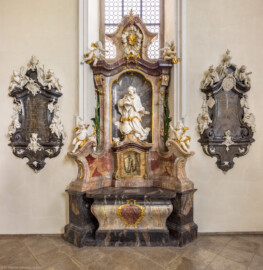 Bruchsal - Peterskirche / St. Peter - Westliches Querschiff, Südwand - Nepomukaltar - Von Norden - Blick auf den Nepomukaltar mit der Statue des Hl. Nepomuk (Johannes von Nepomuk, 1350-1393, böhmischer Priester und Märtyrer, Brückenheiliger und Patron des Beichtgeheimnisses; Nepomuk-Plastik gefertigt von Joachim Günther; Ketten nachgebildet 1934/35 nach dem Vorbild der Kerker-Ketten der Kirche San Pietro in Vincoli in Rom) (aufgenommen im April 2020, um die Mittagszeit)