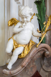 Bruchsal - Peterskirche / St. Peter - Westliches Querschiff, Südwand - Nepomukaltar - Von Nordwest - Blick auf den linken unteren Putto des Nepomukaltars (Johannes von Nepomuk, 1350-1393, böhmischer Priester und Märtyrer, Brückenheiliger und Patron des Beichtgeheimnisses) (aufgenommen im April 2020, am frühen Nachmittag)