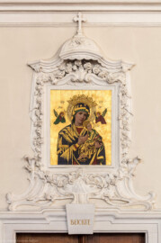 Bruchsal - Peterskirche / St. Peter - Längsschiff / Ostwand - Von Westen - Blick auf die Marienikone (mit Maria und dem Christuskind) über der Tür zum östlichen Oratorium / zum Beichtraum (aufgenommen im April 2020, am Nachmittag) Bruchsal - Peterskirche / St. Peter - Längsschiff / Ostwand - Von Westen - Blick auf die Marienikone (mit Maria und dem Christuskind) über der Tür zum östlichen Oratorium / zum Beichtraum (aufgenommen im April 2020, am Nachmittag)