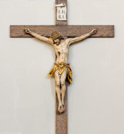 Bruchsal - Peterskirche / St. Peter - Längsschiff / Westwand - Von Osten - Kruzifix über der Tür zum westlichen Oratorium (aufgenommen im April 2020, am späten Nachmittag)