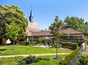 Waghäusel - Wallfahrtskirche - Von Südwesten - Blick auf den Garten, die Kirche und den Kirchturm (Mitte) sowie die Edith-Stein-Halle (rechts) (aufgenommen im April 2020, um die Mittagszeit)