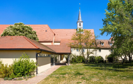 Waghäusel - Wallfahrtskirche - Von Süden - Blick auf den Klostergarten, die Kirche und den Kirchturm (hinten), die Edith-Stein-Halle (links vorne), die Sakristei (Mitte) sowie das Kloster (rechts) (aufgenommen im April 2020, am frühen Nachmittag)