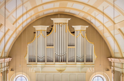 Waghäusel - Wallfahrtskirche - Westliche Empore - Von Osten - Blick von den östlichen Empore zur westlichen Empore auf den Prospekt der Hauptorgel (Orgel gebaut 1941 von der Firma Carl Hess aus Durlach, 2002/03 saniert) (aufgenommen im April 2020, am Nachmittag) Waghäusel - Wallfahrtskirche - Westliche Empore - Von Osten - Blick von den östlichen Empore zur westlichen Empore auf den Prospekt der Hauptorgel (Orgel gebaut 1941 von der Firma Carl Hess aus Durlach, 2002/03 saniert) (aufgenommen im April 2020, am Nachmittag)