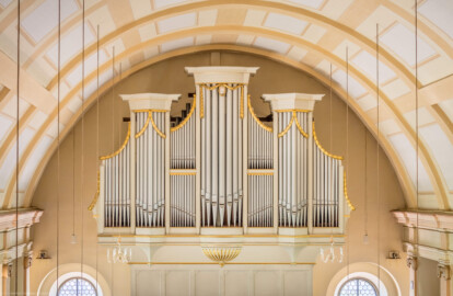 Waghäusel - Wallfahrtskirche - Westliche Empore - Von Osten - Blick von den östlichen Empore zur westlichen Empore auf den Prospekt der Hauptorgel (Orgel gebaut 1941 von der Firma Carl Hess aus Durlach, 2002/03 saniert) (aufgenommen im April 2020, am Nachmittag)