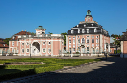 Schloss Bruchsal - Kanzleibau / Torwachtgebäude - Von Außen / Von Südwesten - Blick vom südwestlichen Ehrenhof auf den Kanzleibau / das Amtsgericht (rechts der Mitte), das Torwachtgebäude / das Schlosswachthaus (links der Mitte), das Hofkontrollamt (ganz links) und das Hofzahlamt / das Schlosscafé (ganz rechts) (aufgenommen im April 2020, am späten Nachmittag) Schloss Bruchsal - Kanzleibau / Torwachtgebäude - Von Außen / Von Südwesten - Blick vom südwestlichen Ehrenhof auf den Kanzleibau / das Amtsgericht (rechts der Mitte), das Torwachtgebäude / das Schlosswachthaus (links der Mitte), das Hofkontrollamt (ganz links) und das Hofzahlamt / das Schlosscafé (ganz rechts) (aufgenommen im April 2020, am späten Nachmittag)