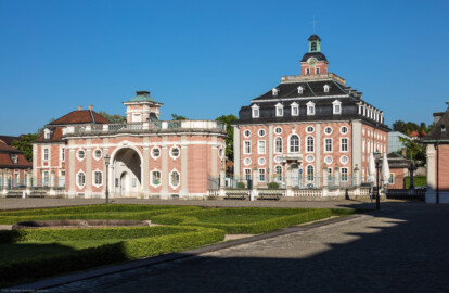 Schloss Bruchsal - Kanzleibau / Torwachtgebäude - Von Außen / Von Südwesten - Blick vom südwestlichen Ehrenhof auf den Kanzleibau / das Amtsgericht (rechts der Mitte), das Torwachtgebäude / das Schlosswachthaus (links der Mitte), das Hofkontrollamt (ganz links) und das Hofzahlamt / das Schlosscafé (ganz rechts) (aufgenommen im April 2020, am späten Nachmittag)