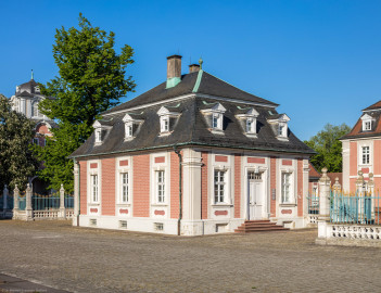 Schloss Bruchsal - Hofkontrollamt - Von Südwest / Hofseite - Blick von der Mitte des Ehrenhofs nach Nordost auf das Hofkontrollamt (Mitte), das Damianstor (links) und die Kommandantenwohnung (rechts) (aufgenommen im April 2020, am frühen Abend) Schloss Bruchsal - Hofkontrollamt - Von Südwest / Hofseite - Blick von der Mitte des Ehrenhofs nach Nordost auf das Hofkontrollamt (Mitte), das Damianstor (links) und die Kommandantenwohnung (rechts) (aufgenommen im April 2020, am frühen Abend)