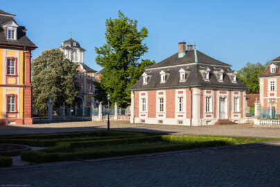 Schloss Bruchsal - Hofkontrollamt / Damianstor - Von Südwest / Hofseite - Blick von der Mitte des Ehrenhofs nach Nordost auf das Hofkontrollamt (rechts der Mitte), das Damianstor (links der Mitte), den Kammerflügel (ganz links) und die Kommandantenwohnung (ganz rechts) (aufgenommen im April 2020, am frühen Abend)