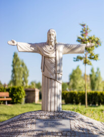 Waghäusel - Wallfahrtskirche - Garten - Von Außen / Von Nordwest - Blick auf die Christusfigur im Garten der Auferstehung - "Kommt alle zu mir, die ihr euch plagt und schwere Lasten zu tragen habt. Ich werde euch Ruhe verschaffen." (Bibel, Mt 11,28) (aufgenommen im April 2020, am frühen Abend)