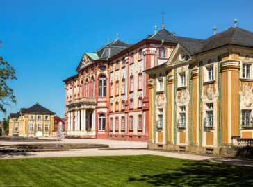 Schloss Bruchsal - Hauptbau / Orangerien - Von Südwest - Blick von der südwestlichen Schlossterrasse auf die Westfassade des Corps de Logis (Mitte), die nördliche (links) und die südliche (rechts) Orangerie (aufgenommen im Mai 2020, am Nachmittag) Schloss Bruchsal - Hauptbau / Orangerien - Von Südwest - Blick von der südwestlichen Schlossterrasse auf die Westfassade des Corps de Logis (Mitte), die nördliche (links) und die südliche (rechts) Orangerie (aufgenommen im Mai 2020, am Nachmittag)