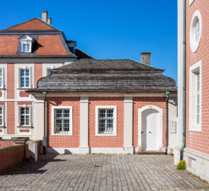 Schloss Bruchsal - Zeughaus / Amtsgericht - Von Süden - Blick vom Eingang zum Kanzleibau (rechts) auf das Zeughaus (Mitte) und die Kommandantenwohnung (links) (aufgenommen im Mai 2020, am späten Nachmittag)