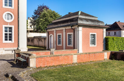 Schloss Bruchsal - Jagdamt / Amtsgericht - Von Nordwest - Blick vom Zugang zum Kanzleibau (links) auf das Jagdamt (Mitte) (aufgenommen im Mai 2020, am frühen Abend)