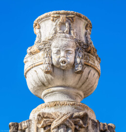 Schloss Bruchsal - Kanzleibau / Amtsgericht - Amalienbrunnen - Von Süden - Blick auf die obere Brunnenschale / Vase des Amalienbrunnens, auch „Schneckenbrunnen” genannt (entworfen von Fritz Hirsch, aufgestellt 1912) (aufgenommen im Mai 2020, am frühen Abend)