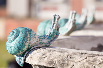 Schloss Bruchsal - Kanzleibau / Amtsgericht - Amalienbrunnen - Von Süden - Blick auf Schnecken auf dem Beckenrand des Amalienbrunnens, auch „Schneckenbrunnen” genannt (entworfen von Fritz Hirsch, aufgestellt 1912) (aufgenommen im Mai 2020, am frühen Abend) Schloss Bruchsal - Kanzleibau / Amtsgericht - Amalienbrunnen - Von Süden - Blick auf Schnecken auf dem Beckenrand des Amalienbrunnens, auch „Schneckenbrunnen” genannt (entworfen von Fritz Hirsch, aufgestellt 1912) (aufgenommen im Mai 2020, am frühen Abend)