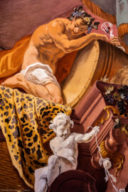 Schloss Bruchsal - Hauptbau / Corps de Logis - Beletage - Fürstensaal - Decke, äußere Zone, Südostecke - Ausschnitt aus der südöstlichen äußeren Zone - Ausschnitt aus der Darstellung des Weinbaus, ein wichtiger Wirtschaftszweig Bruchsals - Mitte (Mann mit Weinglas); Bacchant, Teilnehmer der Zeche (Deckenfresko urspünglich gemalt 1751 von Johannes Zick, originalgetreu rekonstruiert 1966 bis 1969 von Wolfram Köberl) (aufgenommen im Mai 2020, am späten Vormittag) Schloss Bruchsal - Hauptbau / Corps de Logis - Beletage - Fürstensaal - Decke, äußere Zone, Südostecke - Ausschnitt aus der südöstlichen äußeren Zone - Ausschnitt aus der Darstellung des Weinbaus, ein wichtiger Wirtschaftszweig Bruchsals - Mitte (Mann mit Weinglas); Bacchant, Teilnehmer der Zeche (Deckenfresko urspünglich gemalt 1751 von Johannes Zick, originalgetreu rekonstruiert 1966 bis 1969 von Wolfram Köberl) (aufgenommen im Mai 2020, am späten Vormittag)