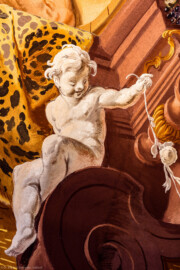 Schloss Bruchsal - Hauptbau / Corps de Logis - Beletage - Fürstensaal - Decke, äußere Zone, Südostecke - Ausschnitt aus der südöstlichen äußeren Zone - Scheinarchitektur mit Putto (Deckenfresko urspünglich gemalt 1751 von Johannes Zick, originalgetreu rekonstruiert 1966 bis 1969 von Wolfram Köberl) (aufgenommen im Mai 2020, am späten Vormittag)