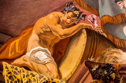 Schloss Bruchsal - Hauptbau / Corps de Logis - Beletage - Fürstensaal - Decke, äußere Zone, Südostecke - Ausschnitt aus der südöstlichen äußeren Zone - Ausschnitt aus der Darstellung des Weinbaus, ein wichtiger Wirtschaftszweig Bruchsals - Mitte (Mann mit Weinglas); Bacchant, Teilnehmer der Zeche (Deckenfresko urspünglich gemalt 1751 von Johannes Zick, originalgetreu rekonstruiert 1966 bis 1969 von Wolfram Köberl) (aufgenommen im Mai 2020, am späten Vormittag) Schloss Bruchsal - Hauptbau / Corps de Logis - Beletage - Fürstensaal - Decke, äußere Zone, Südostecke - Ausschnitt aus der südöstlichen äußeren Zone - Ausschnitt aus der Darstellung des Weinbaus, ein wichtiger Wirtschaftszweig Bruchsals - Mitte (Mann mit Weinglas); Bacchant, Teilnehmer der Zeche (Deckenfresko urspünglich gemalt 1751 von Johannes Zick, originalgetreu rekonstruiert 1966 bis 1969 von Wolfram Köberl) (aufgenommen im Mai 2020, am späten Vormittag)