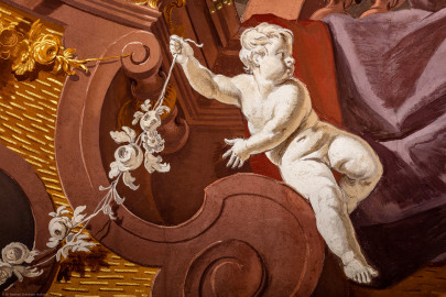 Schloss Bruchsal - Hauptbau / Corps de Logis - Beletage - Fürstensaal - Decke, äußere Zone, Südostecke - Ausschnitt aus der südöstlichen äußeren Zone - Scheinarchitektur mit Putto (Deckenfresko urspünglich gemalt 1751 von Johannes Zick, originalgetreu rekonstruiert 1966 bis 1969 von Wolfram Köberl) (aufgenommen im Mai 2020, am späten Vormittag) Schloss Bruchsal - Hauptbau / Corps de Logis - Beletage - Fürstensaal - Decke, äußere Zone, Südostecke - Ausschnitt aus der südöstlichen äußeren Zone - Scheinarchitektur mit Putto (Deckenfresko urspünglich gemalt 1751 von Johannes Zick, originalgetreu rekonstruiert 1966 bis 1969 von Wolfram Köberl) (aufgenommen im Mai 2020, am späten Vormittag)