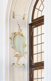 Schloss Bruchsal - Hauptbau / Corps de Logis - Beletage - Fürstensaal - Westwand, südliche Hälfte - Von Nordost - Blick auf Rocaille-Verzierungen an der Fensterlaibung des südwestlichen Fensters zum Kuppelsaal (aufgenommen im Mai 2020, am Nachmittag)