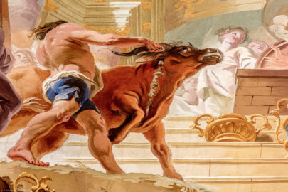 Schloss Bruchsal - Hauptbau / Corps de Logis - Beletage - Marmorsaal / Kaisersaal - Deckenfresko, äußere Zone, südlich des Zentrums der Decke - Ausschnitt aus dem Ewigen Herdfeuer im Tempel der Vesta - Mitte: Darstellung eines Mannes, einen Stier als Opfer bringend (Deckenfresko urspünglich gemalt 1754 von Johannes Zick, originalgetreu rekonstruiert 1971 bis 1974 von Wolfram Köberl; Stuck urspünglich von Johann Michael Feuchtmayer dem Jüngeren, rekonstruiert 1962 bis 1969 von Jakob und Josef Schnitzer) (aufgenommen im Mai 2020, am späten Nachmittag) Schloss Bruchsal - Hauptbau / Corps de Logis - Beletage - Marmorsaal / Kaisersaal - Deckenfresko, äußere Zone, südlich des Zentrums der Decke - Ausschnitt aus dem Ewigen Herdfeuer im Tempel der Vesta - Mitte: Darstellung eines Mannes, einen Stier als Opfer bringend (Deckenfresko urspünglich gemalt 1754 von Johannes Zick, originalgetreu rekonstruiert 1971 bis 1974 von Wolfram Köberl; Stuck urspünglich von Johann Michael Feuchtmayer dem Jüngeren, rekonstruiert 1962 bis 1969 von Jakob und Josef Schnitzer) (aufgenommen im Mai 2020, am späten Nachmittag)