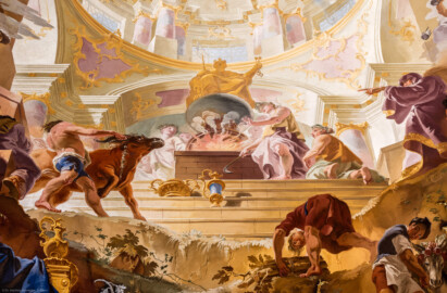 Schloss Bruchsal - Hauptbau / Corps de Logis - Beletage - Marmorsaal / Kaisersaal - Deckenfresko, äußere Zone, südlich des Zentrums der Decke - Das ewige Herdfeuer im Tempel der Vesta - Oben: Darstellung der Vesta, Göttin des Staatswesens und der Stabilität, mit Zepter, Mauerkrone und Schlüsseln über dem ewigen Feuer; Mitte: Vestalinnen, das Feuer schürend, damit es niemals ausgehen kann; links: ein Mann, einen Stier als Opfer bringend; unten rechts: ein Mann, Holznachschub bringend (Deckenfresko urspünglich gemalt 1754 von Johannes Zick, originalgetreu rekonstruiert 1971 bis 1974 von Wolfram Köberl; Stuck urspünglich von Johann Michael Feuchtmayer dem Jüngeren, rekonstruiert 1962 bis 1969 von Jakob und Josef Schnitzer) (aufgenommen im Mai 2020, am späten Nachmittag)