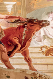 Schloss Bruchsal - Hauptbau / Corps de Logis - Beletage - Marmorsaal / Kaisersaal - Deckenfresko, äußere Zone, südlich des Zentrums der Decke - Ausschnitt aus dem Ewigen Herdfeuer im Tempel der Vesta - Darstellung eines Stiers, der zum Opfer gebracht wird (Deckenfresko urspünglich gemalt 1754 von Johannes Zick, originalgetreu rekonstruiert 1971 bis 1974 von Wolfram Köberl; Stuck urspünglich von Johann Michael Feuchtmayer dem Jüngeren, rekonstruiert 1962 bis 1969 von Jakob und Josef Schnitzer) (aufgenommen im Mai 2020, am späten Nachmittag) Schloss Bruchsal - Hauptbau / Corps de Logis - Beletage - Marmorsaal / Kaisersaal - Deckenfresko, äußere Zone, südlich des Zentrums der Decke - Ausschnitt aus dem Ewigen Herdfeuer im Tempel der Vesta - Darstellung eines Stiers, der zum Opfer gebracht wird (Deckenfresko urspünglich gemalt 1754 von Johannes Zick, originalgetreu rekonstruiert 1971 bis 1974 von Wolfram Köberl; Stuck urspünglich von Johann Michael Feuchtmayer dem Jüngeren, rekonstruiert 1962 bis 1969 von Jakob und Josef Schnitzer) (aufgenommen im Mai 2020, am späten Nachmittag)