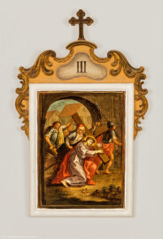 Bruchsal - Peterskirche / St. Peter - Nördliches Längsschiff / westliches Querschiff - Bilderzyklus "Kreuzweg" - Kreuzwegstation III "Jesus fällt zum ersten Mal unter dem Kreuz" (Kreuzwegstation XIV signiert mit "Ebenhöch", gemalt wohl um 1725, 1963 in St. Peter aufgehängt) (aufgenommen im Mai 2020, am Nachmittag)
