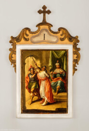 Bruchsal - Peterskirche / St. Peter - Nördliches Längsschiff / westliches Querschiff - Bilderzyklus "Kreuzweg" - Kreuzwegstation I "Jesus wird zum Tode verurteilt" (Kreuzwegstation XIV signiert mit "Ebenhöch", gemalt wohl um 1725, 1963 in St. Peter aufgehängt) (aufgenommen im Mai 2020, am späten Nachmittag)