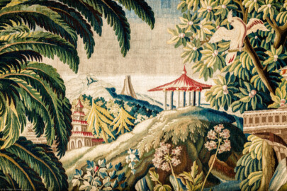 Schloss Bruchsal - Hauptbau / Corps de Logis - Beletage - Vorzimmer - Westliche Wand - Ausschnitt aus der Tapisserie "Ausblick auf Tempel und Wasserfall" aus der fünfteiligen Folge "Exotische Landschaften" (Inv.Nr. G 134; Höhe x Breite: 296 cm x 374 cm; Marke / Signatur: MR.DAVBVSSON / P.COVLODON; hergestellt in der Manufacture Royale d'Aubusson, Ateliers Reynaud und Pierre Couloudon, 2. Viertel / Mitte 18. Jahrhundert) (aufgenommen im Mai 2020, um die Mittagszeit) Schloss Bruchsal - Hauptbau / Corps de Logis - Beletage - Vorzimmer - Westliche Wand - Ausschnitt aus der Tapisserie "Ausblick auf Tempel und Wasserfall" aus der fünfteiligen Folge "Exotische Landschaften" (Inv.Nr. G 134; Höhe x Breite: 296 cm x 374 cm; Marke / Signatur: MR.DAVBVSSON / P.COVLODON; hergestellt in der Manufacture Royale d'Aubusson, Ateliers Reynaud und Pierre Couloudon, 2. Viertel / Mitte 18. Jahrhundert) (aufgenommen im Mai 2020, um die Mittagszeit)