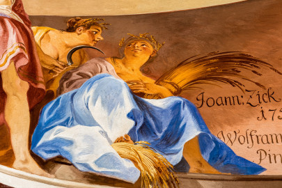 Schloss Bruchsal - Hauptbau / Corps de Logis - Beletage - Fürstensaal - Decke, äußere Zone, Nordwestecke - Ausschnitt aus der Darstellung der Landwirtschaft, ein wichtiger Wirtschaftszweig Bruchsals - Zwei Frauen, eine Frau mit einem Ährenbündel; rechts: Anschnitt der Signatur von Wolfram Köberl mit dem Datum (1969) der Fertigstellung der Fresko-Rekonstruktion und dem Hinweis auf den originalen Maler (Johannes Zick) und das Datum (1751) der originalen Fertigstellung (Deckenfresko urspünglich gemalt 1751 von Johannes Zick, originalgetreu rekonstruiert 1966 bis 1969 von Wolfram Köberl) (aufgenommen im Juli 2020, am späten Vormittag) Schloss Bruchsal - Hauptbau / Corps de Logis - Beletage - Fürstensaal - Decke, äußere Zone, Nordwestecke - Ausschnitt aus der Darstellung der Landwirtschaft, ein wichtiger Wirtschaftszweig Bruchsals - Zwei Frauen, eine Frau mit einem Ährenbündel; rechts: Anschnitt der Signatur von Wolfram Köberl mit dem Datum (1969) der Fertigstellung der Fresko-Rekonstruktion und dem Hinweis auf den originalen Maler (Johannes Zick) und das Datum (1751) der originalen Fertigstellung (Deckenfresko urspünglich gemalt 1751 von Johannes Zick, originalgetreu rekonstruiert 1966 bis 1969 von Wolfram Köberl) (aufgenommen im Juli 2020, am späten Vormittag)