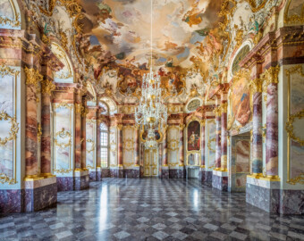 Schloss Bruchsal - Hauptbau / Corps de Logis - Beletage - Marmorsaal / Kaisersaal - Von Süden - Blick nach Norden in den Saal, rechts die Tür zum Kuppelsaal, links die Tür zum Altan, oben das Deckengemälde (Stuckaturen ursprünglich von Johann Michael Feichtmayr; Deckenfresko ursprünglich von Johannes Zick, 1754; rekonstruiert von Wolfram Köberl, 1969 bis 1974) (aufgenommen im Juli 2020, am späten Vormittag)
