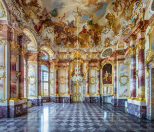 Schloss Bruchsal - Hauptbau / Corps de Logis - Beletage - Marmorsaal / Kaisersaal - Von Süden - Blick nach Norden in den Saal (Stuckaturen ursprünglich von Johann Michael Feichtmayr; Deckenfresko ursprünglich von Johannes Zick, 1754; rekonstruiert von Wolfram Köberl, 1969 bis 1974) (aufgenommen im Juli 2020, am späten Vormittag)