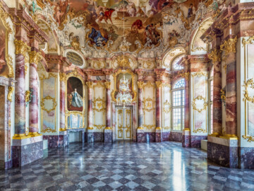 Schloss Bruchsal - Hauptbau / Corps de Logis - Beletage - Marmorsaal / Kaisersaal - Von Norden - Blick nach Süden in den Saal (Stuckaturen ursprünglich von Johann Michael Feichtmayr; Deckenfresko ursprünglich von Johannes Zick, 1754; rekonstruiert von Wolfram Köberl, 1969 bis 1974) (aufgenommen im Juli 2020, um die Mittagszeit)