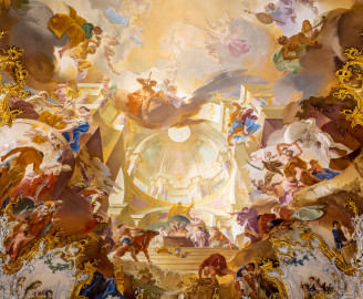 Schloss Bruchsal - Hauptbau / Corps de Logis - Von innen - Beletage - Marmorsaal / Kaisersaal - Decke, südliche Hälfte - Von Norden - Blick nach oben auf das südliche Deckenfresko - Mitte: Darstellung einer Scheinarchitektur und des Ewigen Herdfeuers im Tempel der Vesta; links: Darstellung der drei Parzen (der drei Schicksalsgöttinnen); darunter: Darstellung des Heros Herakles bzw. Hercules und der Glücksgöttin Fortuna bzw. Tyche; rechts der Mitte: Darstellung des Götterboten Hermes; rechts darunter: Darstellung des Zeitgotts Chronos und des Titans Atlas; ganz oben: verschiedene Götter (Deckenfresko urspünglich gemalt 1754 von Johannes Zick, originalgetreu rekonstruiert 1971 bis 1974 von Wolfram Köberl; Stuck urspünglich von Johann Michael Feuchtmayer dem Jüngeren, rekonstruiert 1962 bis 1969 von Jakob und Josef Schnitzer) (aufgenommen im Juli 2020, am frühen Nachmittag) Schloss Bruchsal - Hauptbau / Corps de Logis - Von innen - Beletage - Marmorsaal / Kaisersaal - Decke, südliche Hälfte - Von Norden - Blick nach oben auf das südliche Deckenfresko - Mitte: Darstellung einer Scheinarchitektur und des Ewigen Herdfeuers im Tempel der Vesta; links: Darstellung der drei Parzen (der drei Schicksalsgöttinnen); darunter: Darstellung des Heros Herakles bzw. Hercules und der Glücksgöttin Fortuna bzw. Tyche; rechts der Mitte: Darstellung des Götterboten Hermes; rechts darunter: Darstellung des Zeitgotts Chronos und des Titans Atlas; ganz oben: verschiedene Götter (Deckenfresko urspünglich gemalt 1754 von Johannes Zick, originalgetreu rekonstruiert 1971 bis 1974 von Wolfram Köberl; Stuck urspünglich von Johann Michael Feuchtmayer dem Jüngeren, rekonstruiert 1962 bis 1969 von Jakob und Josef Schnitzer) (aufgenommen im Juli 2020, am frühen Nachmittag)